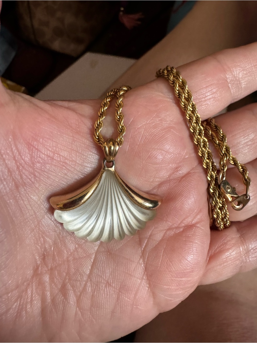 Vintage AVON Gold-Tone Sea Shell Pendant Necklace with Cream Enamel Accent
